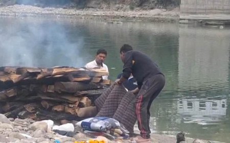श्रीनगर में मानवता की करणी: चिता के लिए सूखी लकड़ी की अनुपलब्धता के कारण 19 वर्षीय बेटी का डीजल और टायर से अंतिम संस्कार