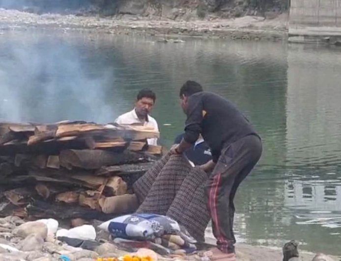श्रीनगर में मानवता की करणी: चिता के लिए सूखी लकड़ी की अनुपलब्धता के कारण 19 वर्षीय बेटी का डीजल और टायर से अंतिम संस्कार