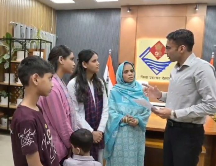 एक फरियाद और बदली जिंदगी: डीएम सविन बंसल बने विधवा के मसीहा