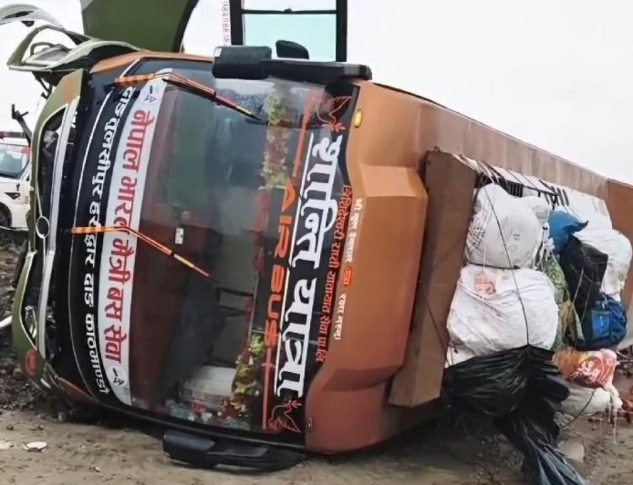 हरिद्वार से नेपाल जा रही मैत्री बस पलटी, छह यात्री हुए घायल - जानें पूरी जानकारी