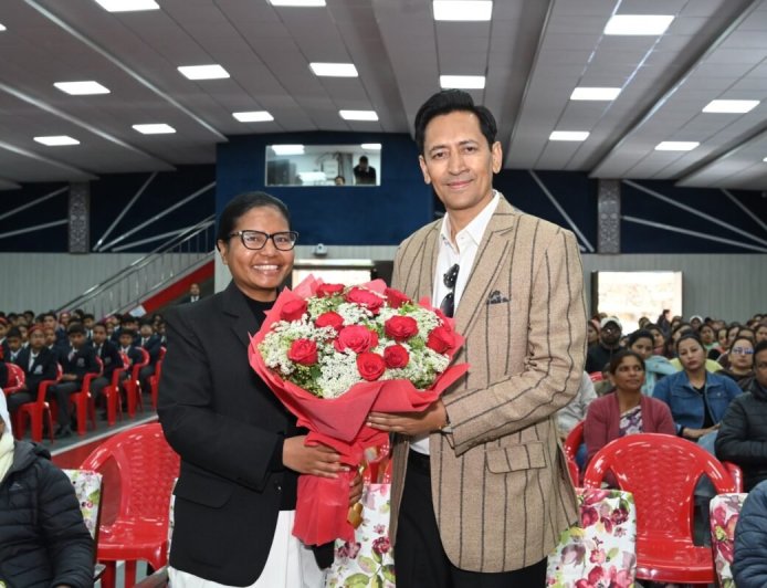 उत्तराखंड: IAS दीपक रावत ने अपने बचपन के स्कूल में भाग लिया वार्षिक पुरस्कार वितरण समारोह में