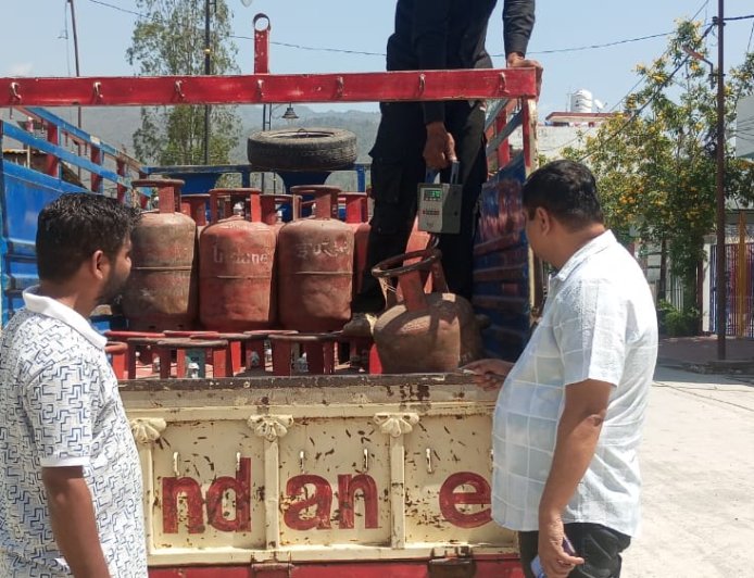 देहरादून में गैस माफिया के खिलाफ सख्त कार्रवाई! अवैध रिफिलिंग का खुलासा, FIR दर्ज