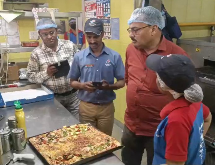 हल्द्वानी में खाद्य विभाग का पिज़्ज़ा स्टोर्स पर बड़ा छापा, सैंपलिंग से मची खलबली