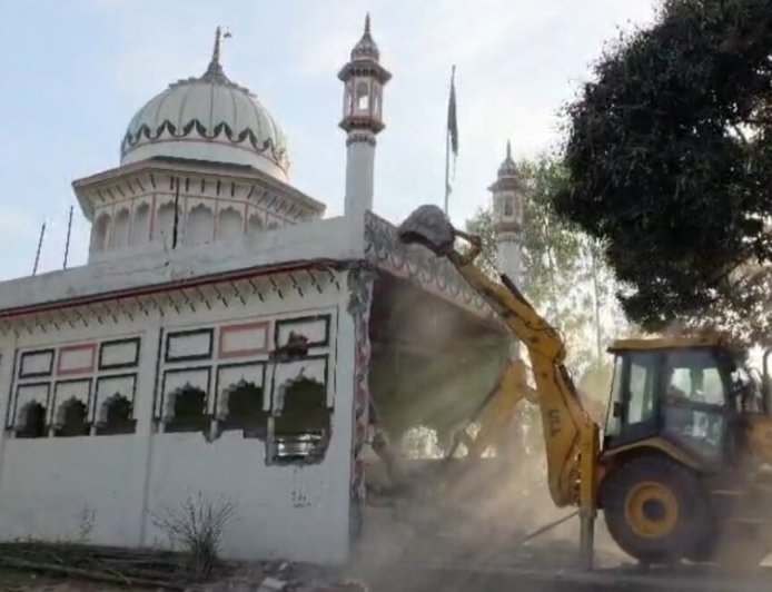 उत्तराखंड: धामी सरकार ने अवैध मजार को किया ध्वस्त, सरकारी भूमि पर कब्जा था