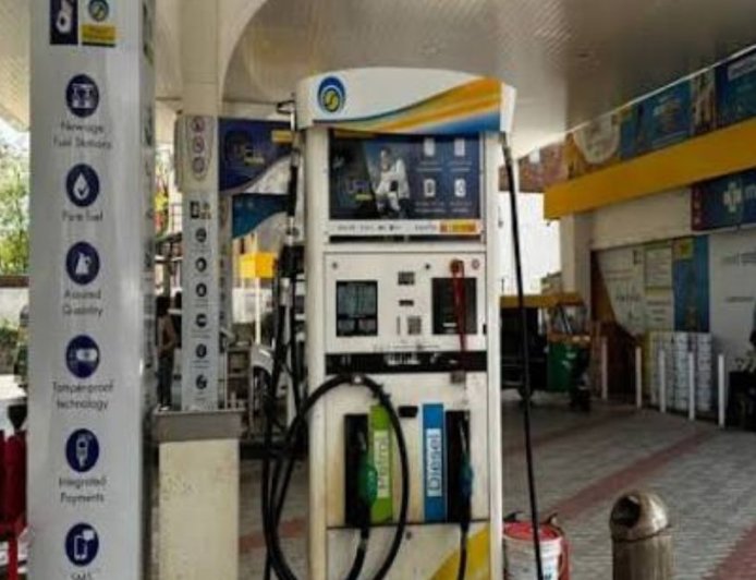 ईंधन की कीमतें: क्या महंगाई का बड़ा झटका सच है या महज अफवाह? जानें सरकार का जवाब