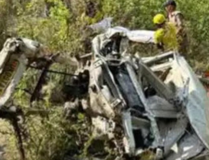 टिहरी जिले में मैक्स वाहन खाई में गिरी, आठ लोगों की हुई मौत