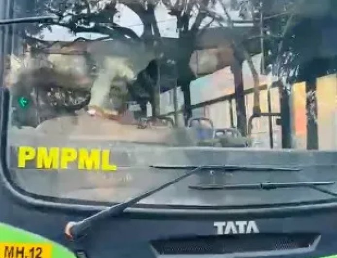 पुणे में बस चोरी की सनसनी, डिवाइडर से टकराने का मामला