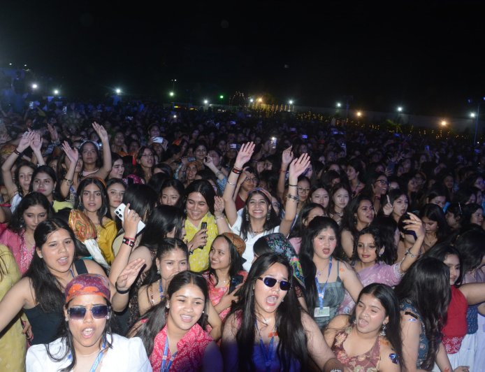 श्री गुरु राम राय विश्वविद्यालय में प्रियंका मेहर की परफॉर्मेंस ने बढ़ाई धूम, युवा हुए झूम