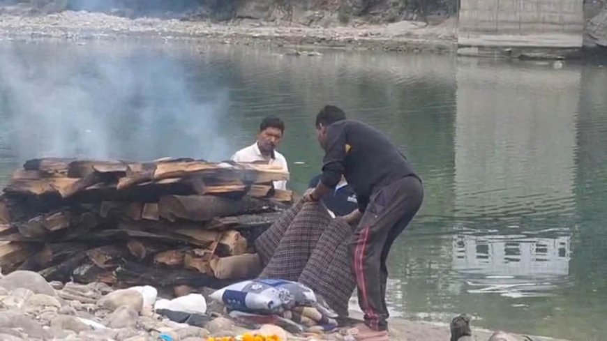 श्रीनगर में मानवता की करणी: चिता के लिए सूखी लकड़ी की अनुपलब्धता के कारण 19 वर्षीय बेटी का डीजल और टायर से अंतिम संस्कार