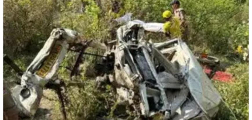 टिहरी जिले में मैक्स वाहन खाई में गिरी, आठ लोगों की हुई मौत