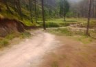 58 करोड़ की मंजूरी के बावजूद 13 साल से अधूरी सड़क, गर्भवती महिलाओं को कुर्सी पर ले जा रहे ग्रामीण