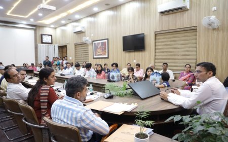 देहरादून के DM सविन बंसल का मानवीय कदम: अनाथ बच्ची को ₹25 हजार की सहायता, नारी निकेतन के लिए तत्काल बजट स्वीकृत