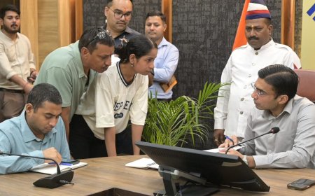 डेहरादून: 300 से ज्यादा फरियादियों की समस्याओं का सुनवाई, डीएम ने अधिकारियों को लगाई फटकार