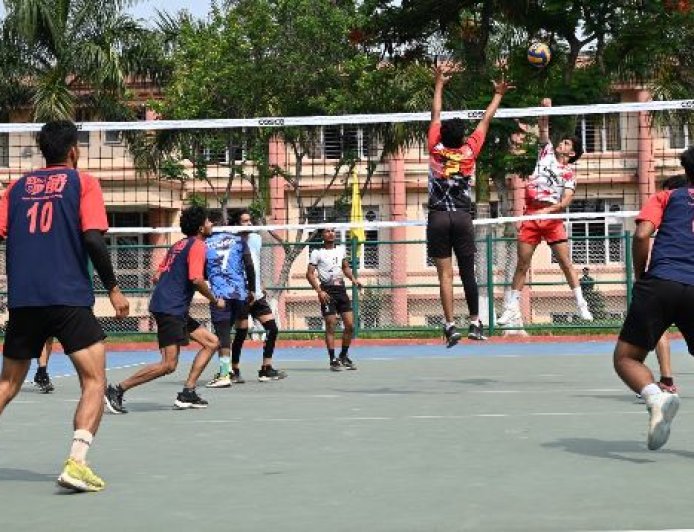 एसआरएचयू में वॉलीबॉल टूर्नामेंट का भव्य समापन - खेलों की उड़ान