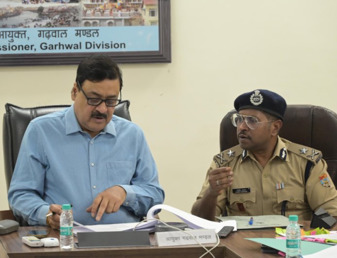 गढ़वाल आयुक्त की सख्त कार्रवाई: लैंड फ्रॉड के 45 मामलों का त्वरित निस्तारण