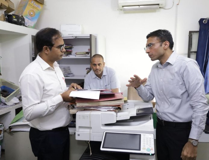 विकासनगर सब-रजिस्ट्रार कार्यालय में DM की छापेमारी: भ्रष्टाचार की परतें खुलीं