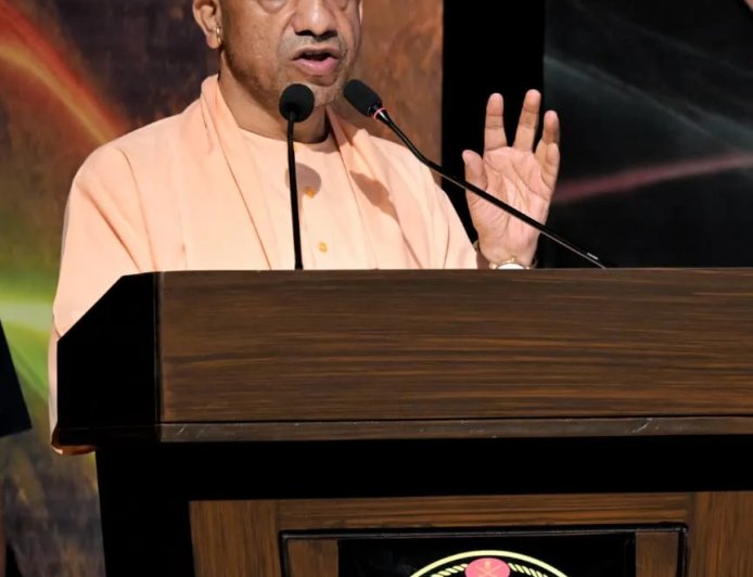 योगी आदित्यनाथ ने रक्षा प्रदर्शनी का अवलोकन, स्वदेशी क्षमताओं को सराहा