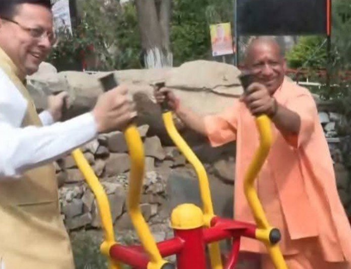 योगी आदित्यनाथ ने अपने पैतृक गांव पंचूर में ओपन जिम का उद्घाटन किया, सीएम धामी संग किया व्यायाम