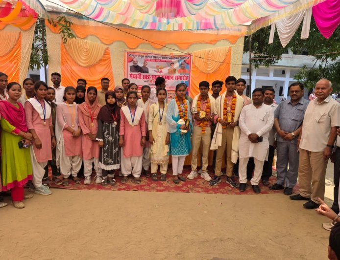 ग्रामीण प्रतिभाओं को मिला मान, मौलाना अबुल कलाम आजाद स्कूल में 24 मेधावी छात्रों का सम्मान