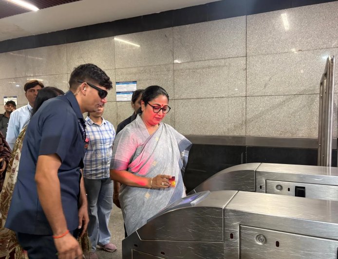 दिल्ली मेट्रो की नई पहल: पुरानी कपड़ों के संग्रह में लेडीज वेलफेयर ऑर्गेनाइजेशन की ब्रांडिंग