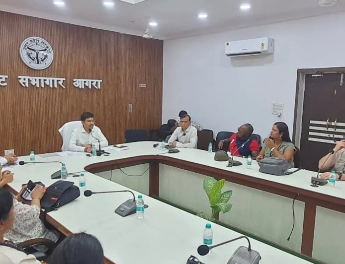 आगरा में 12 देशों के प्रतिनिधियों ने ताजमहल के साथ भारतीय चुनाव व्यवस्था का किया अवलोकन