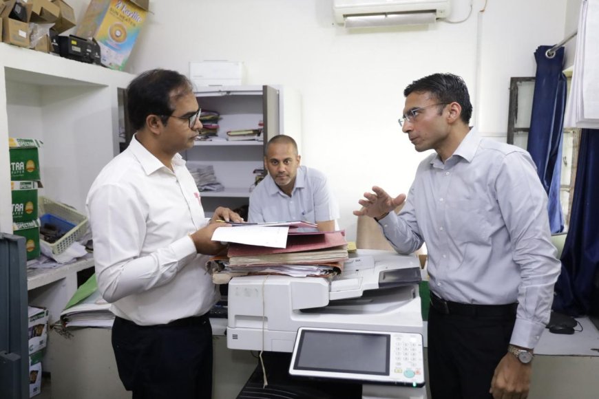 विकासनगर सब-रजिस्ट्रार कार्यालय में DM की छापेमारी: भ्रष्टाचार की परतें खुलीं