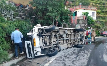 बदरीनाथ राष्ट्रीय राजमार्ग पर बड़ा सड़क हादसा, टेंपो ट्रैवलर पलटा; एक महिला की मौत, 17 घायल