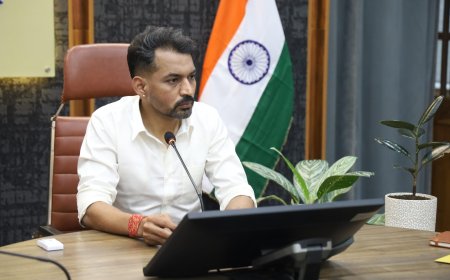 सावधान! वोटर लिस्ट में सही नाम बनाए रखें, डीएम ने मतदाताओं और दलों से की महत्वपूर्ण अपील