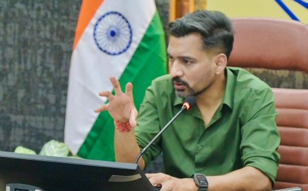 देहरादून के DM आशीष चौहान की सख्त चेतावनी: बैंकों के खिलाफ कार्रवाई का कड़ा संदेश