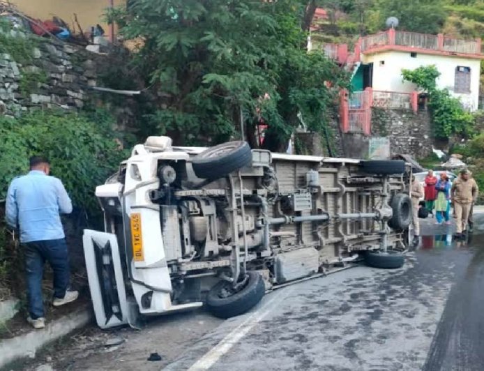 बदरीनाथ राष्ट्रीय राजमार्ग पर बड़ा सड़क हादसा, टेंपो ट्रैवलर पलटा; एक महिला की मौत, 17 घायल