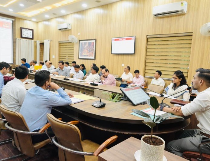 सीएम घोषणाओं के क्रियान्वयन में लापरवाही बर्दाश्त नहीं: जिलाधिकारी का आदेश