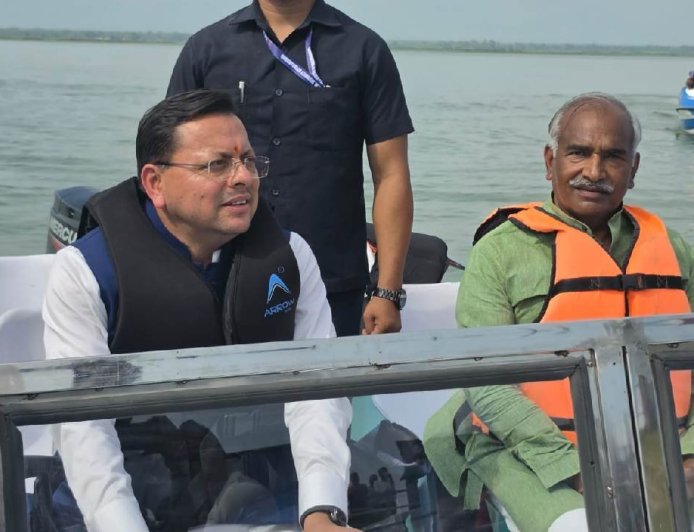 गदरपुर की सियासत में नया मोड़: नाराज अरविंद पांडे को मनाने पहुंचे सीएम धामी, बोटिंग कर साझा की रणनीतियाँ