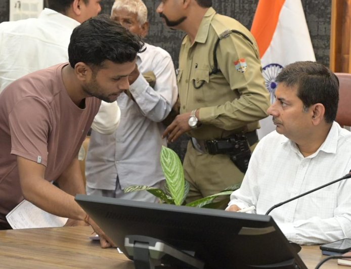 समाधान दिवस: 4 बीमार बच्चों को मुफ्त इलाज, भू-माफियाओं पर प्रशासन का कठोर एक्शन
