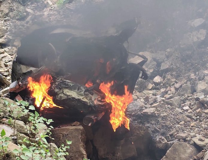 उत्तराखंड में दिल दहला देने वाला हादसा: खाई में गिरी कार में आग लगने से दो लोगों की जान गई