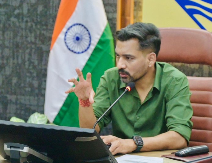 देहरादून के DM आशीष चौहान की सख्त चेतावनी: बैंकों के खिलाफ कार्रवाई का कड़ा संदेश