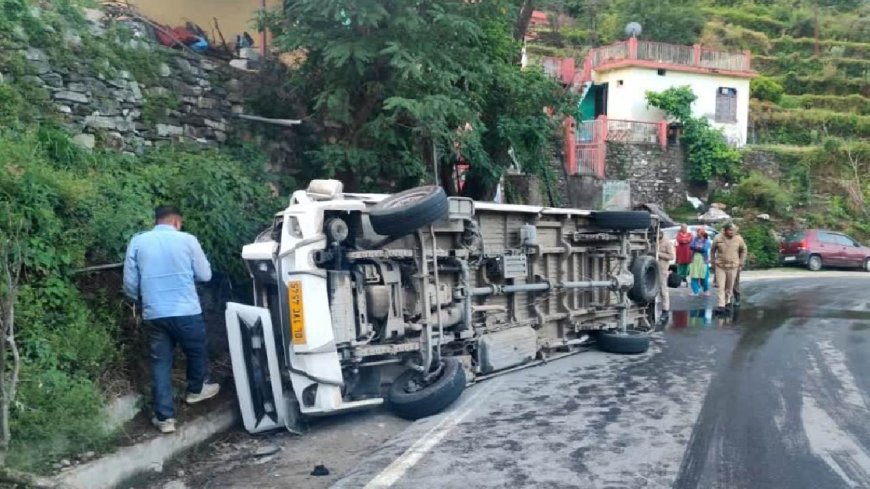 बदरीनाथ राष्ट्रीय राजमार्ग पर बड़ा सड़क हादसा, टेंपो ट्रैवलर पलटा; एक महिला की मौत, 17 घायल