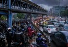नोएटा में बारिश के दौरान जाम: फुटओवर ब्रिज के नीचे बाइकें, नागरिक जिम्मेदारी की बात
