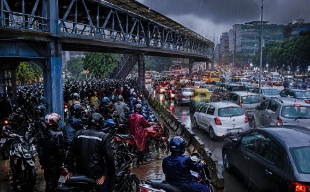 नोएटा में बारिश के दौरान जाम: फुटओवर ब्रिज के नीचे बाइकें, नागरिक जिम्मेदारी की बात