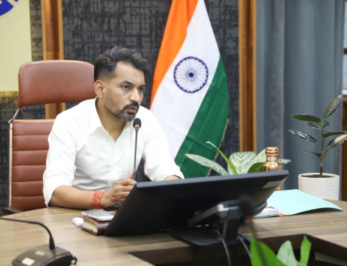 मानसून में सतर्कता आवश्यक: डीएम डॉ. आशीष चौहान ने अफसरों को दिए सख्त निर्देश