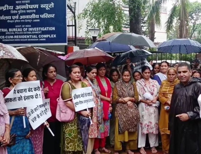 अंकिता भंडारी हत्याकांड: भारी बारिश में सीबीआई कार्यालय के समक्ष आंदोलनकारियों की आवाज़ें गूंजीं