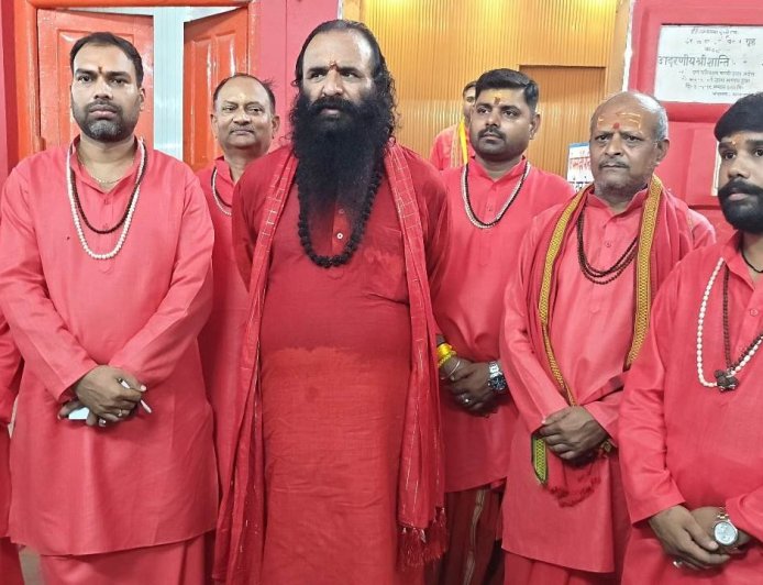 मनसा देवी मंदिर के पुजारियों ने पहने बिना जेब वाले कपड़े, ट्रस्ट अध्यक्ष ने की सराहनीय पहल