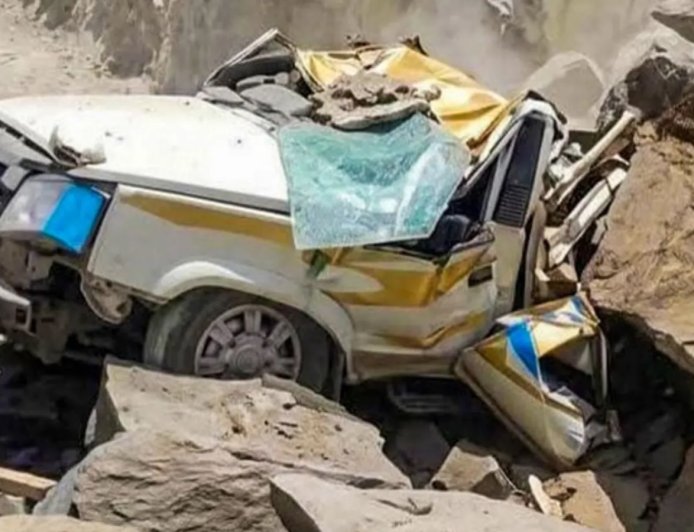लाहौल-स्पीति में टैक्सी पर गिरी चट्टान, हादसे में 13 लोगों की मौत, राहत कार्य जारी
