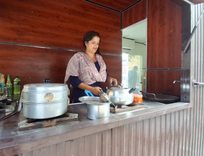 हिमालयन भोजनालय: पहाड़ी खाने का बढ़ता शौक, महिलाओं की आर्थिक स्थिति में जबर्दस्त सुधार