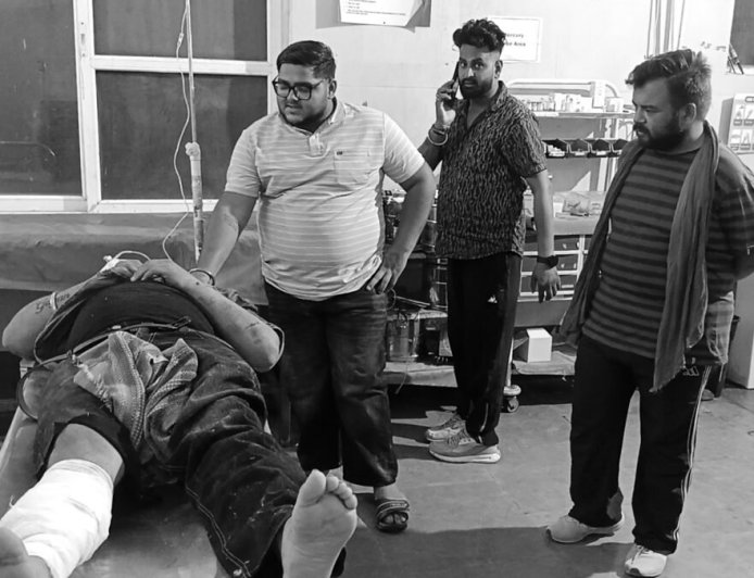 उत्तराखंड: फिल्मी अंदाज में हमला, कार पर गोलियां बरसाईं, युवक घायल