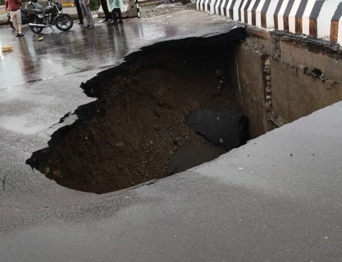 16 करोड़ की लागत का नया पुल पहली बारिश में धंसा, गुणवत्ता पर उठा सवाल