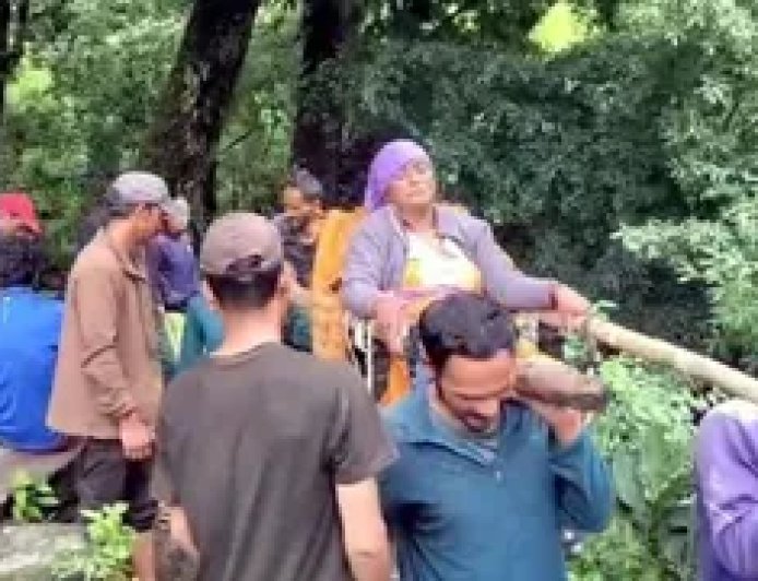 उत्तराखंड के दूरस्थ गांव में आज भी डोली बनती है एंबुलेंस, क्या हैं इसके पीछे की कहानी?