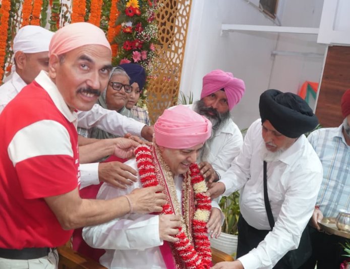 गुरु पूर्णिमा पर गुरु महिमा का अद्भुत समारोह, हजारों श्रद्धालुओं ने टेका मत्था