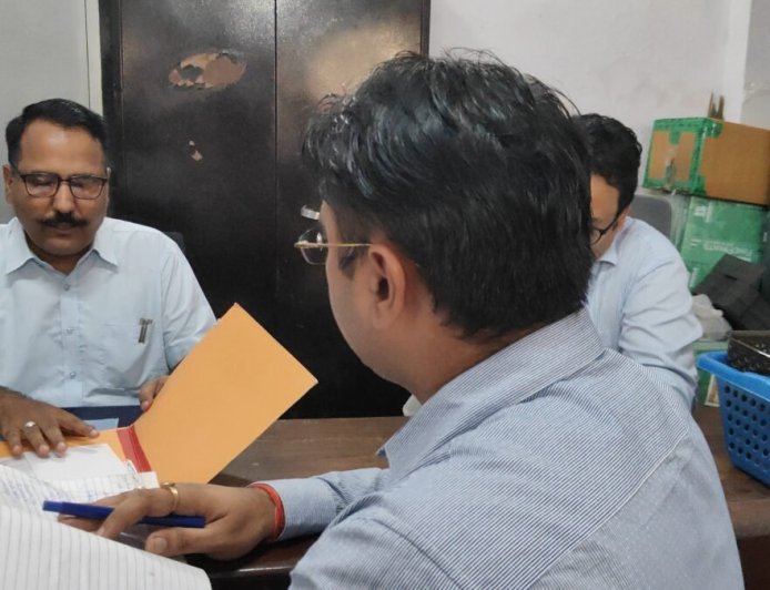 हल्द्वानी: DM के आदेश पर एक पटवारी का निलंबन, एक पर विभागीय कार्रवाई शुरू