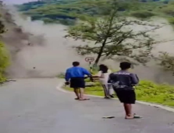 उत्तराखंड: तुंगनाथ मार्ग पर खतरे का मंजर पलटा, भारी बारिश के बीच पहाड़ी चट्टानें गिरीं, हाईवे बंद