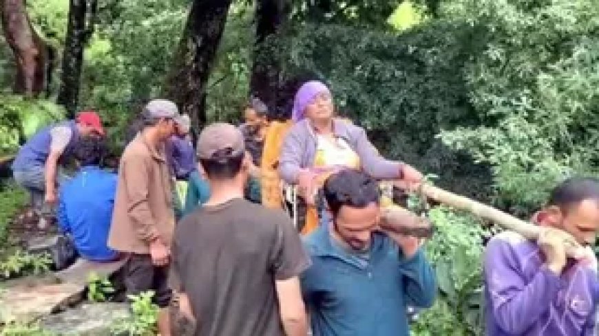 उत्तराखंड के दूरस्थ गांव में आज भी डोली बनती है एंबुलेंस, क्या हैं इसके पीछे की कहानी?